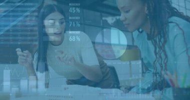 Ofiste bir plan üzerinde tartışan iki farklı kadın hakkında istatistiksel veri işleme animasyonu. Bilgisayar arayüzü ve iş veri teknolojisi kavramı