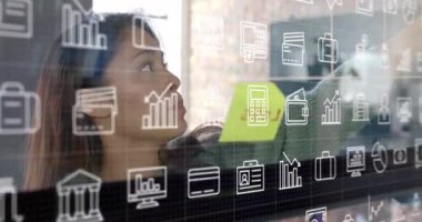 Medya simgelerini çift ırklı iş kadınlarının ofiste beyin fırtınası yapmaları üzerine kaydırmak. Günlük iş, veri, dijital arayüz, bağlantı, ofis ve iletişim dijital olarak oluşturulmuş video.