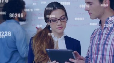 Kafkasyalı iş arkadaşlarının dijital tabletle ilgili raporları tartışması üzerine numaraların değiştirilmesi. Dijital bileşik, çoklu pozlama, iş, büyüme, planlama, takım çalışması ve teknoloji kavramı.