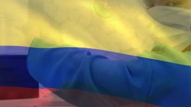 Hastanede melez erkek cerrahın portresine karşı Kolombiya bayrağı sallama animasyonu. Tıbbi sağlık ve vatanseverlik kavramı