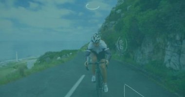 Sokakta bisiklet süren beyaz kadın bisikletçi üzerindeki matematiksel denklemlerin animasyonu. Spor, spor ve araştırma teknolojisi.