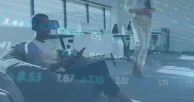 Ofiste dijital tablet kullanan Afro-Amerikan kadın üzerinde borsa veri işleme animasyonu. Küresel ekonomi ve iş teknolojisi kavramı