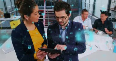 Ofiste tartışan farklı iş adamlarının simge ağının animasyonu. Küresel ağ ve iş teknolojisi kavramı