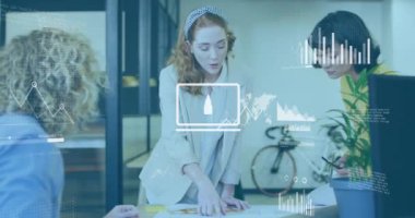 İstatistiksel veri işleme animasyonu. Ofisteki bir plan üzerinde tartışan çeşitli meslektaşlar hakkında. Bilgisayar arayüzü ve iş veri teknolojisi kavramı