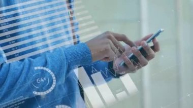 Ofiste akıllı telefon kullanan bir adamın orta kesiminde istatistiksel veri işleme animasyonu. Bilgisayar arayüzü ve iş veri teknolojisi kavramı