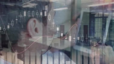 Boş ofise karşı tablet kullanan Asyalı bir adamın dikiz aynasından veri işleme animasyonu. Bilgisayar arayüzü ve iş veri teknolojisi kavramı