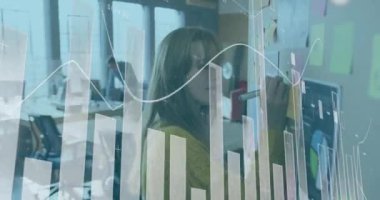İstatistiksel veri işleme animasyonu ofisteki notlara yazan melez kadın hakkında. Bilgisayar arayüzü ve iş veri teknolojisi kavramı