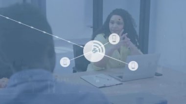 Ofisteki meslektaşlarımla tartışan melez kadınlara karşı dijital simge ağının animasyonu. Küresel ağ ve iş teknolojisi kavramı