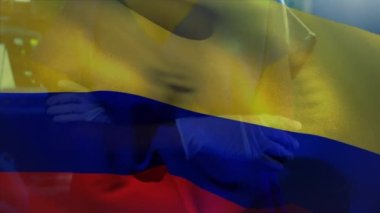 Hastanede cerrahi maske takan beyaz kadın cerrahın portresi üzerinde Kolombiya bayrağı. Tıbbi sağlık ve vatanseverlik kavramı