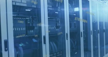 Bilgisayar sunucu odasında birden fazla değişen numaraların animasyonu, veri işleme ve ışık noktası. Bilgisayar arayüzü ve iş veri depolama teknolojisi kavramı