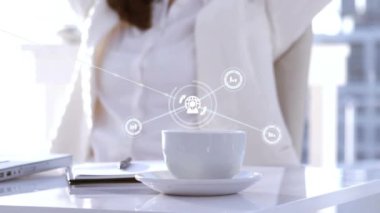 Kafkasyalı mutlu bir kadının sandalyeye otururken el kaldırması üzerine bağlı ikonların canlandırılması. Dijital bileşim, çoklu pozlama, küreselleşme, iletişim ve teknoloji kavramı.