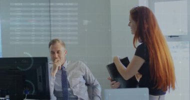 Çeşitli işadamları ve iş kadınlarının ofiste tartıştığı veri işleme animasyonları. Bilgisayar arayüzü ve iş veri teknolojisi kavramı