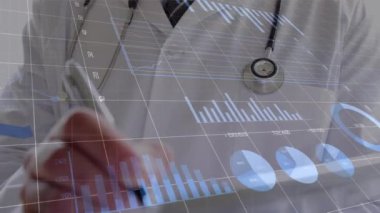 Değişen sayılı grafiklerin animasyonu, not defterine yazan beyaz bir doktorun orta bölümü. Dijital bileşik, çoklu pozlama, rapor, iş, büyüme, tıbbi ve sağlık konsepti.