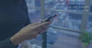 Ofiste akıllı telefon kullanan bir kadının orta kesiminde borsa veri işleme animasyonu. Küresel ekonomi ve iş veri teknolojisi kavramı