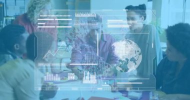 Ofiste tartışan çeşitli meslektaşlardan oluşan bir ekiple veri işleme arayüzünün animasyonu. Bilgisayar arayüzü ve iş teknolojisi kavramı