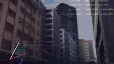 İnsanları binalara karşı yürütürken geçen zamanda birden fazla grafik ve takas panolarının animasyonu. Dijital bileşik, çoklu pozlama, rapor, iş dünyası, borsa ve mimari kavramı.