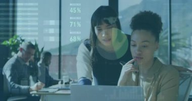 Ofiste dizüstü bilgisayarla tartışan iki farklı kadın hakkında istatistiksel veri işleme animasyonu. Bilgisayar arayüzü ve iş veri teknolojisi kavramı