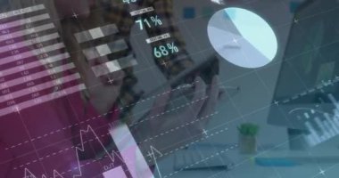 Muhtelif erkek ve kadınların ofiste tartıştıkları istatistiksel veri işleme animasyonu. Bilgisayar arayüzü ve iş veri teknolojisi kavramı