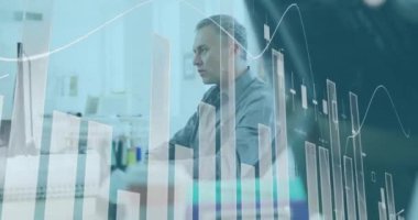 İstatistiksel veri işleme animasyonu ofisteki bilgisayarı kullanan iki ırklı kıdemli bir adam üzerinde. Bilgisayar arayüzü ve iş veri teknolojisi kavramı