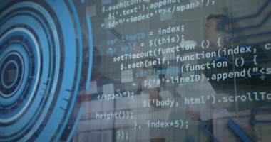 Daireler ve bilgisayar dili yüklemenin animasyonu, stratejiyi tartışan çeşitli iş arkadaşları. Dijital bileşik, çoklu pozlama, iş, ilerleme, takım çalışması, kodlama ve teknoloji kavramı.