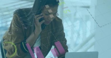 Ofisteki bilgisayar kullanan melez bir kadın hakkında istatistiksel veri işleme animasyonu. Bilgisayar arayüzü ve iş veri teknolojisi kavramı