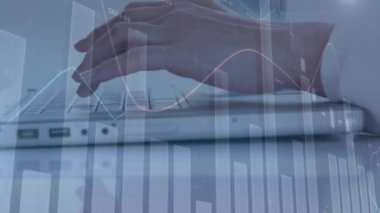 Ofiste dizüstü bilgisayar kullanan bir adamın orta bölümündeki istatistiksel veri işleme animasyonu. Bilgisayar arayüzü ve iş veri teknolojisi kavramı