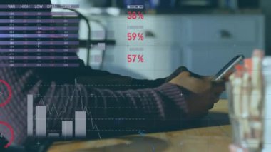 Bir kafede akıllı telefon kullanan Afrikalı Amerikalı bir adam hakkında istatistiksel veri işleme animasyonu. Bilgisayar arayüzü ve iş veri teknolojisi kavramı