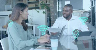 Ofis toplantısındaki çeşitli kadın ve erkek meslektaşlar üzerinde dijital iletişim simgeleri. Günlük iş, veri, dijital arayüz, bağlantı, ofis ve iletişim dijital olarak oluşturulmuş video.