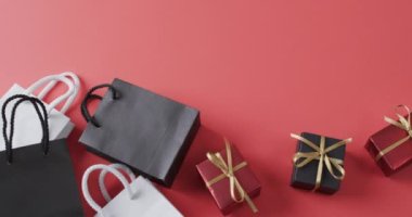 Hediye paketlerinin videosu, kurdeleli hediye kutuları ve siyah arka planda fotokopi alanı. Siber Pazartesi, Kara Cuma, çevrimiçi alışveriş, nakliye ve küresel bağlantılar kavramı.