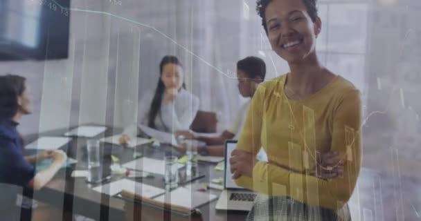 オフィスのアフリカ系アメリカ人女性の肖像画に対する統計データ処理のアニメーション コンピュータインターフェースとビジネスデータ技術のコンセプト — ストック動画