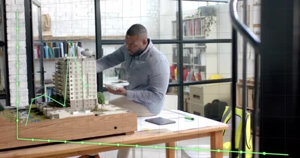Procesamiento Datos Gráfico Sobre Arquitecto Afroamericano Que Estudia Modelo Edificio — Vídeos de Stock