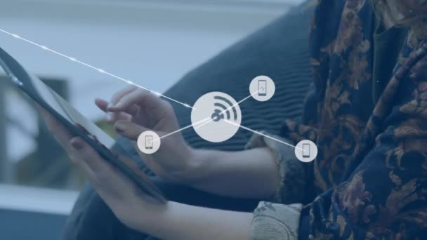 사무실에서 태블릿을 사업가의 섹션에 디지털 아이콘의 네트워크의 애니메이션 글로벌 네트워킹 — 비디오