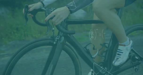 Animering Matematiska Ekvationer Över Kaukasisk Kvinnlig Cyklist Som Cyklar Gatan — Stockvideo