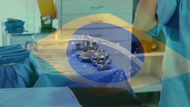 Animação Acenar Bandeira Brasil Contra Cirurgiãs Biraciais Usando Máscara Cirúrgica — Vídeo de Stock