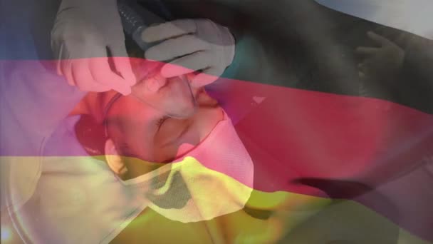 病院の女性患者に酸素マスクを置く医師に対してドイツ国旗を振るアニメーション 医療と愛国心のコンセプト — ストック動画