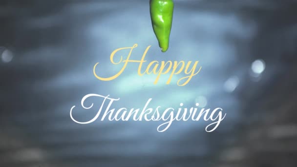 水に落ちるグリーンチリのクローズアップビュー上の幸せな感謝のテキストバナーのアニメーション 感謝祭と秋の季節のコンセプト — ストック動画