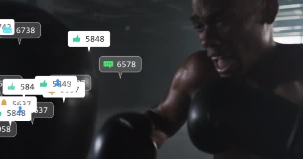 ジムでパンチを練習するアフリカ系アメリカ人男性ボクサーに対するソーシャルメディアアイコンのアニメーション ソーシャルメディアネットワーキングとスポーツフィットネスコンセプト — ストック動画