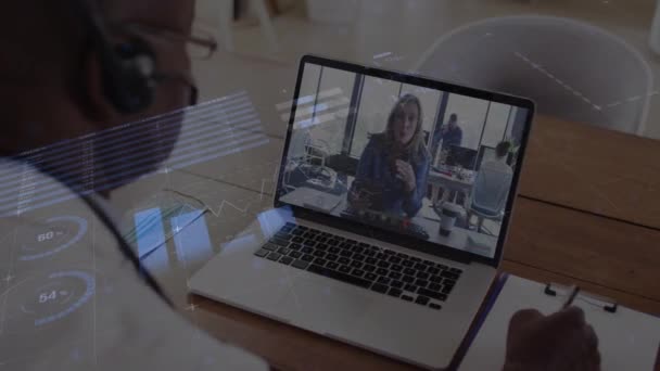 オフィスでラップトップでビデオ通話をするアフリカ系アメリカ人男性に対するデータ処理のアニメーション コンピュータインターフェースとビジネスデータ技術のコンセプト — ストック動画