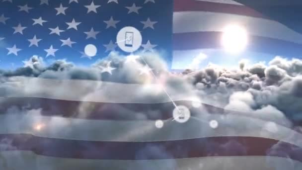在天空中的云彩和太阳上的数字图标网络的动画 以对抗飘扬的美国国旗 全球网络和爱国主义概念 — 图库视频影像