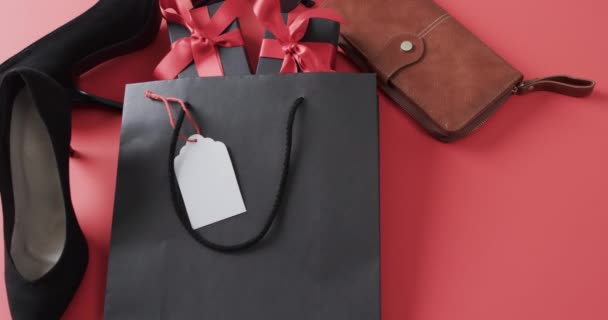 Видео Подарочный Пакет Подарочные Коробки Красной Лентой Обувь Кошелек Копия — стоковое видео