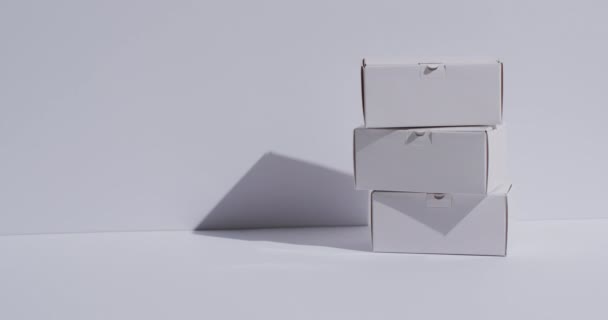 Filmik Kartonowymi Pudełkami Przestrzenią Kopiowania Białym Tle Cyberponiedziałek Czarny Piątek — Wideo stockowe