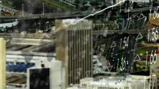 在城市移动车辆的时间差中 多个图表和交易板的动画化 数码复合材料 多重曝光 股票市场 交通和建筑 — 图库视频影像