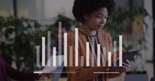Κινούμενο Σχέδιο Επεξεργασίας Στατιστικών Δεδομένων Κατά Ευτυχούς Αφροαμερικάνας Γυναίκας Που — Αρχείο Βίντεο