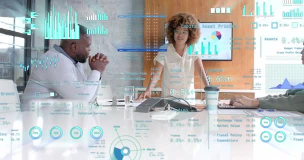 Databehandling Interface Forskellige Kolleger Diskuterer Afslappet Kontor Præsentation Casual Business – Stock-video