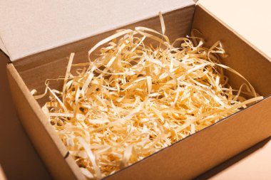 Saman astarlı kutuyu aç ve krema arkaplanının üzerine boşluğu kopyala. Siber Pazartesi, Kara Cuma, çevrimiçi alışveriş, nakliye ve küresel bağlantılar kavramı.