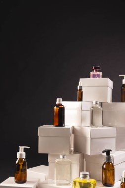 Güzellik ürünleriyle dolu kutular ve siyah arkaplan üzerine kopyalama alanı. Siber Pazartesi, Kara Cuma, çevrimiçi alışveriş, nakliye ve küresel bağlantılar kavramı.