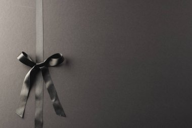 Siyah hediye kurdelesi ve siyah arka planda fotokopi alanı. Kara Cuma, siber pazartesi, alışveriş, siber alışveriş, satış, perakende ve nakliye konsepti.