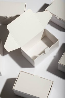 Karton hediye kutusunun dikey görüntüsü ve beyaz arkaplan üzerinde kopya alanı olan kutular. Siber Pazartesi, Kara Cuma, çevrimiçi alışveriş, nakliye ve küresel bağlantılar kavramı.