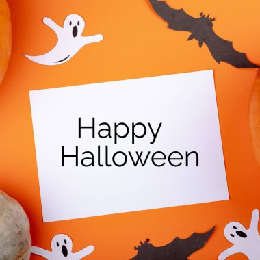 Hayaletler ve turuncu arka planda yarasalar olan beyaz cadılar bayramı mesajınız kutlu olsun. Cadılar Bayramı, 31 Ekim, Cadılar Bayramı arifesi, gelenek ve kutlamalar, dijital olarak oluşturulmuş görüntü..