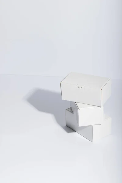 Vertikální Obrázek Stohu Lepenkových Dárkových Krabic Kopírovacím Prostorem Bílém Pozadí — Stock fotografie